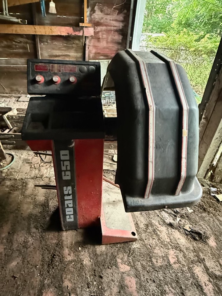 Red Used Coats 650 Wheel Balancer